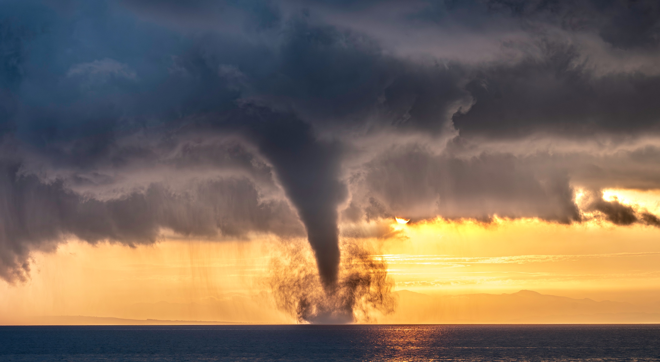 Une trombe marine sur la mer. © Skulls n' Gears, Adobe Stock