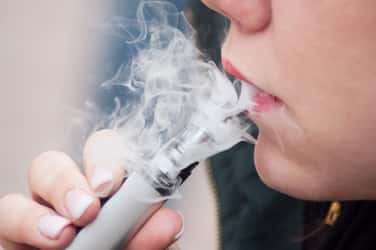 Inoffensive la cigarette électronique ? Des chercheurs indiens montrent que c’est loin d’être le cas. © Pixarno, Adobe Stock 
