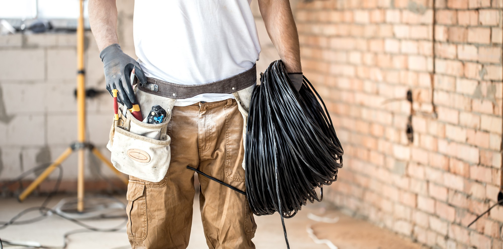 Raccorder son logement au réseau, c’est la dernière ligne droite avant d’allumer la lumière ou chauffer son intérieur. Une étape technique à ne pas négliger.