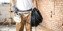 Raccorder son logement au réseau, c’est la dernière ligne droite avant d’allumer la lumière ou chauffer son intérieur. Une étape technique à ne pas négliger.