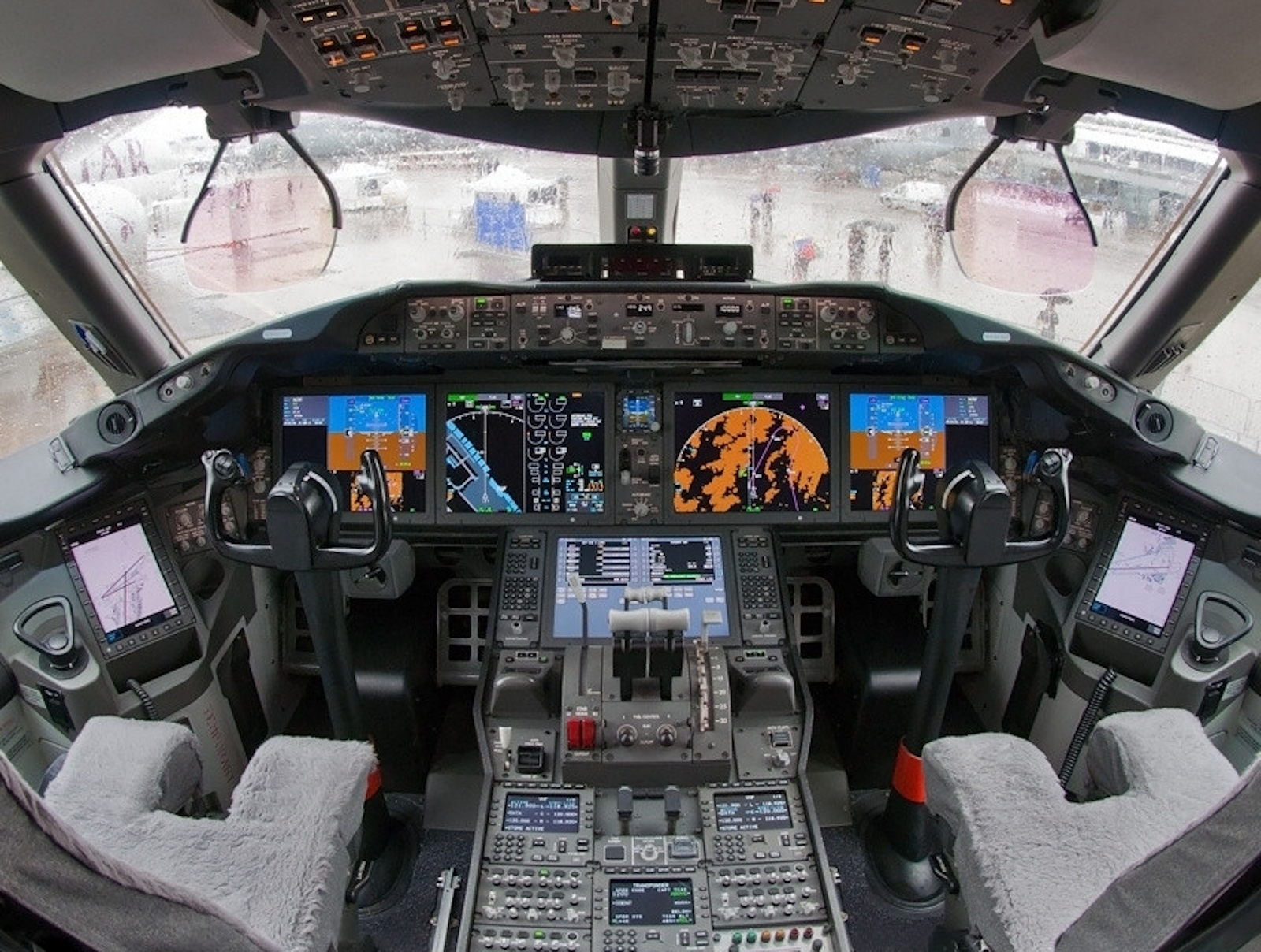 Cockpit complet d’un B-787. © Alex Beltyukov WC