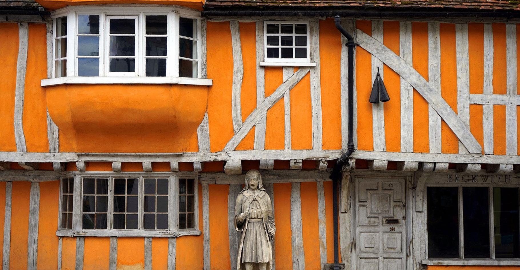 Les maisons à colombages, aussi appelées maisons à pans de bois ou maisons à corondages, se reconnaissent grâce à deux éléments. Le premier est, évidemment, le colombage, c'est-à-dire un ensemble de poutres apparentes qui délimitent des compartiments au sein du mur. Le second est le hourdage, soit la maçonnerie remplissant les compartiments du mur. Elle est souvent réalisée à partir de plâtre ou de bauge. © Creative Commons, CC0