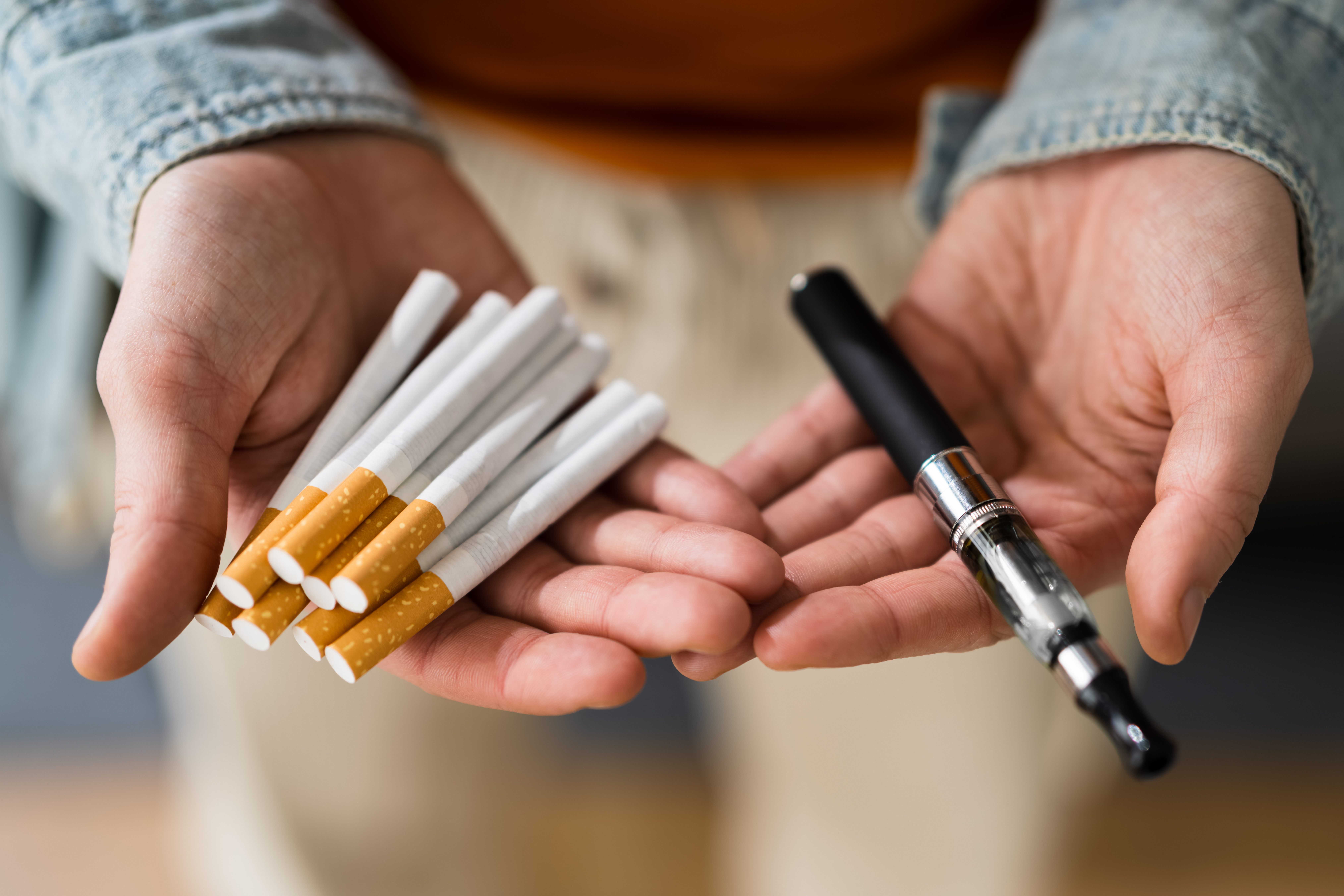 La e-cigarette est présentée comme une alternative au tabac traditionnel. © Andrey Popov, Adobe Stock