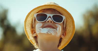 Des chercheurs de l’université de Stirling (Royaume-Uni) ont étudié l’impact des crèmes solaires sur les plastiques présents dans les océans. Et leurs résultats sont inquiétants. © Tino, Adobe Stock