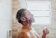 Douches matinales vs nocturnes : ce que la science dit vraiment. © FG-Trade, iStock