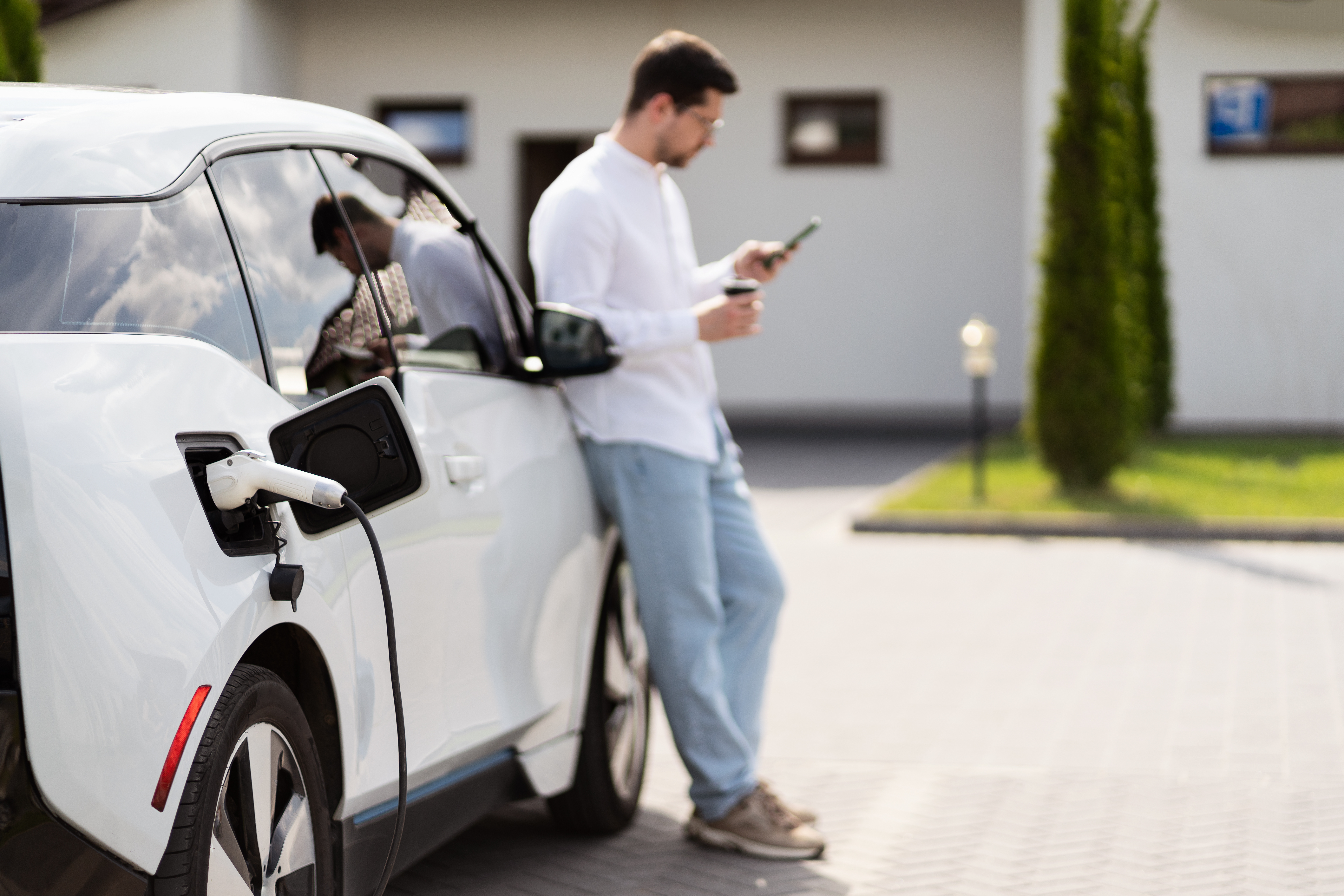 Les bornes de recharge à domicile sont de plus en plus prisées par les utilisateurs de véhicules électriques © puhhha, Adobe Stock