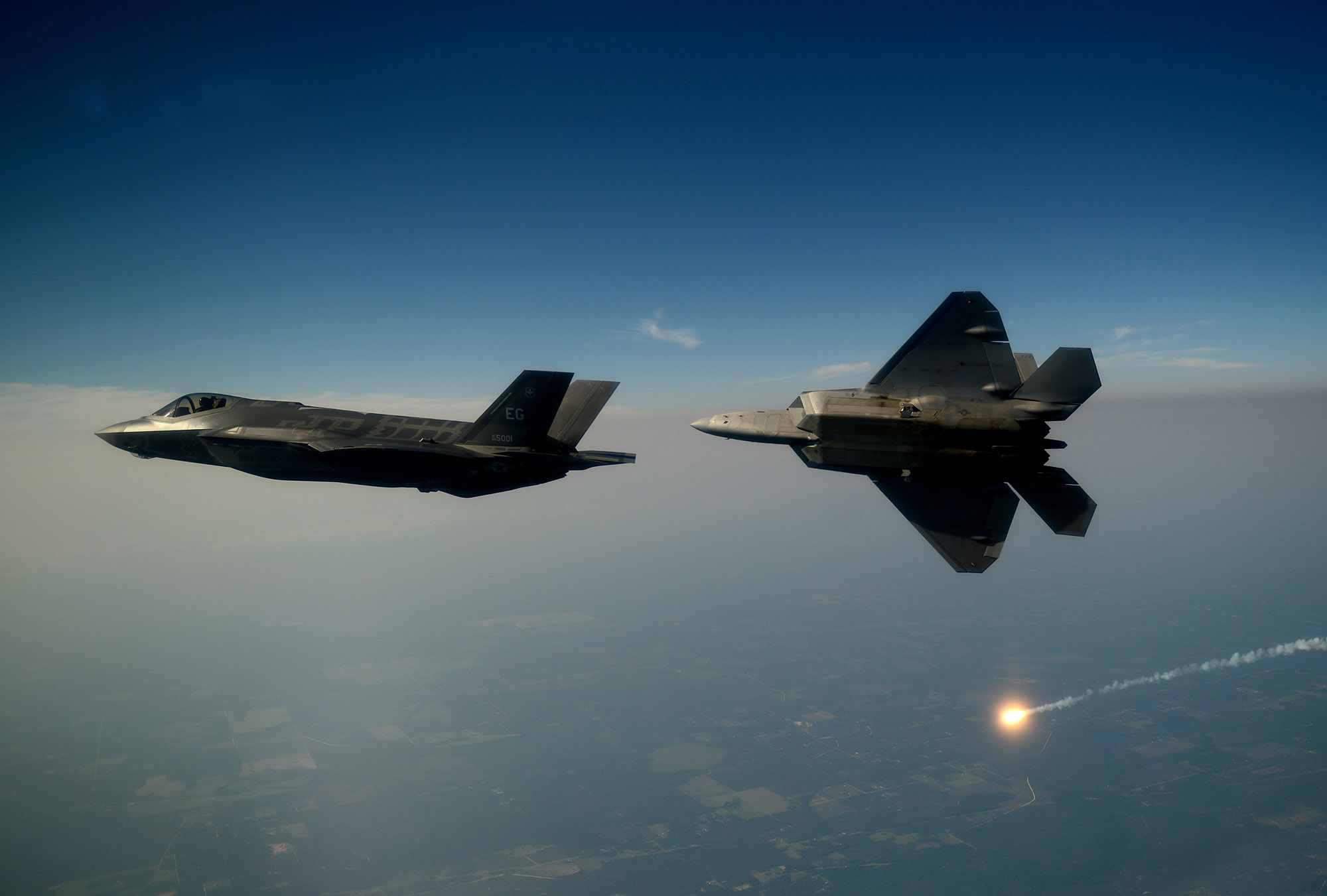 Entraînement aérien de deux chausseurs de cinquième génération, le F-35 et le F-22, au-dessus de la Floride. © USAF