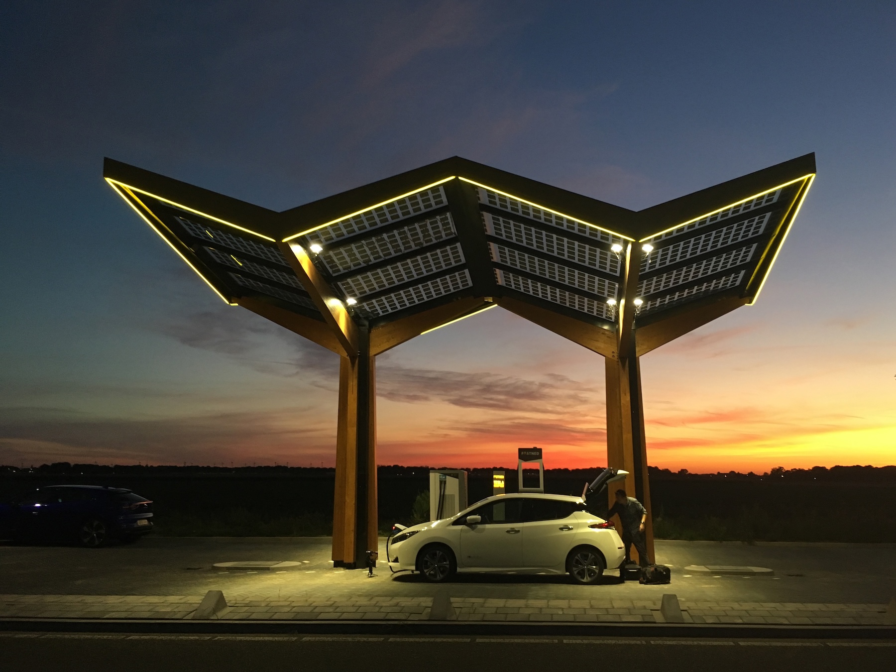 Les stations Fastned, avec leurs volières solaires, rejoignent la Spark Alliance dès juin 2025. © Fastned