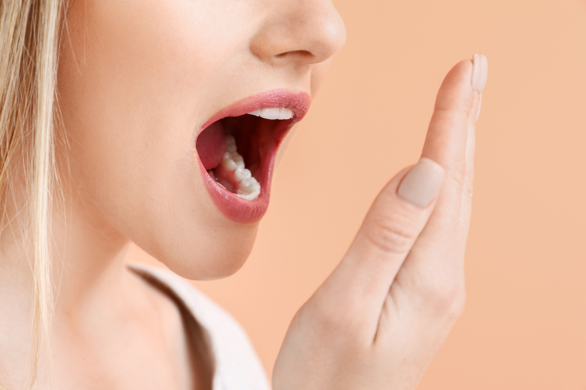 Vous pensiez que seule la mauvaise haleine se remarquait ? Elle pourrait en réalité révéler bien plus sur votre état de santé. © Pixel-Shot, Adobe Stock