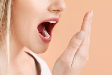 Vous pensiez que seule la mauvaise haleine se remarquait ? Elle pourrait en réalité révéler bien plus sur votre état de santé. © Pixel-Shot, Adobe Stock