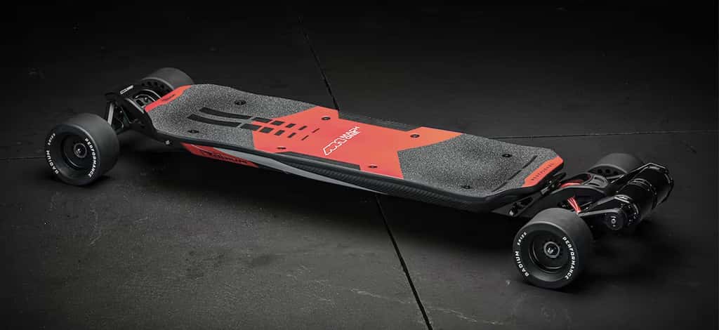 Le Mach One est un skateboard électrique australien capable d’atteindre une vitesse maximale de 72 km/h. © Radium Performance