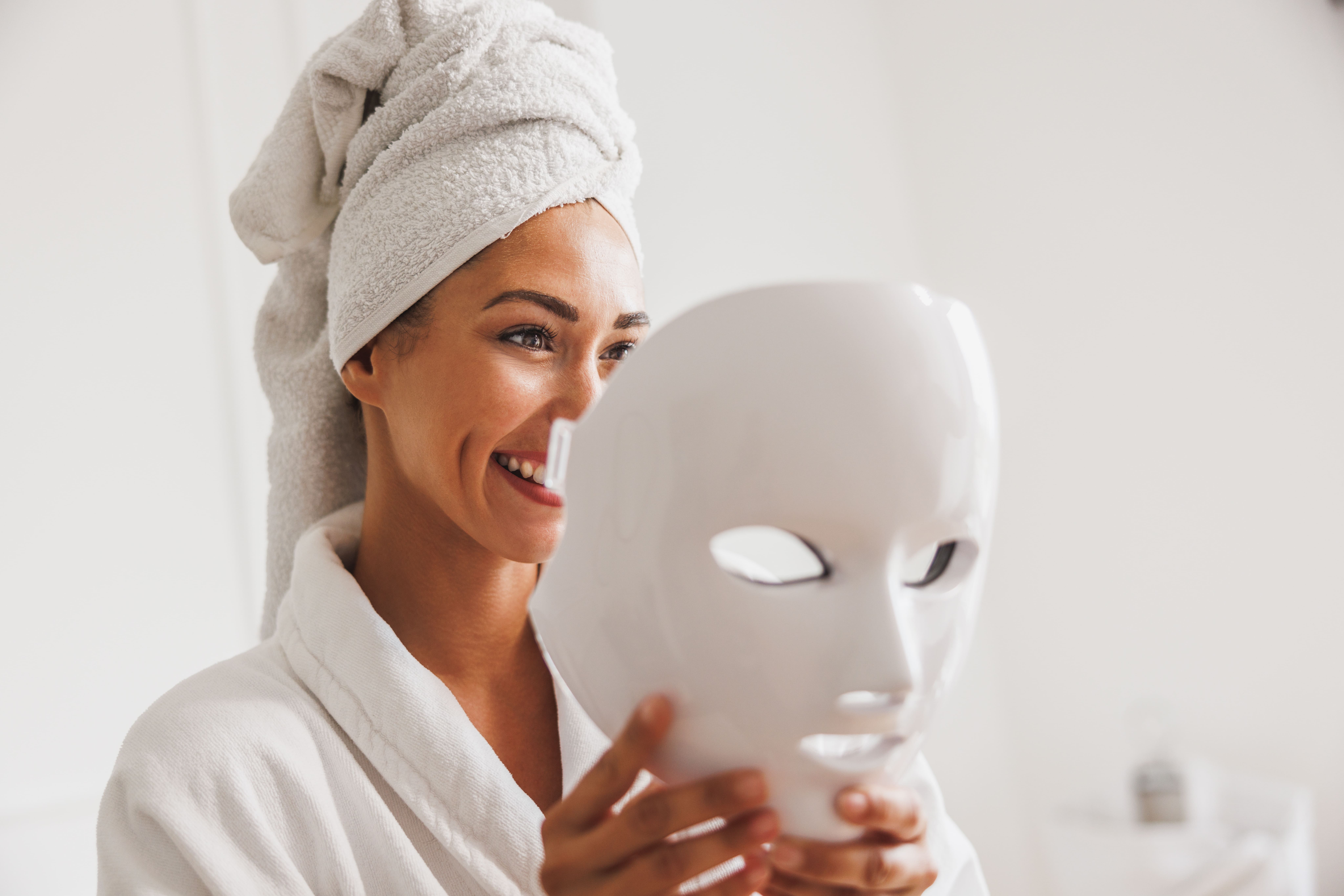 Les masques LED pour le visage séduisent comme alternative douce aux traitements esthétiques classiques ©  milanmarkovic78, Adobe Stock