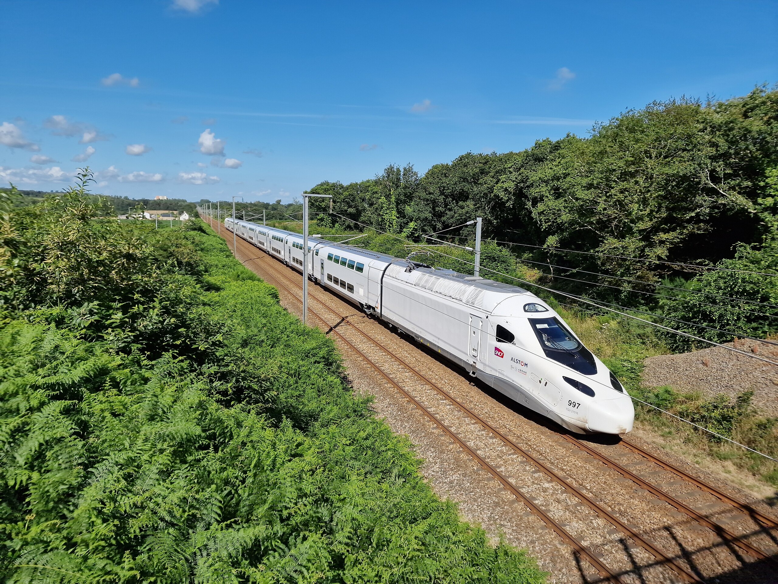 Le TGV MN°997 en essais sur la ligne Paris Montparnasse Brest entre Plouaret Trégor et Plounérin. © Alain Lloyd, Wikimedia Commons, CC by SA 4.0