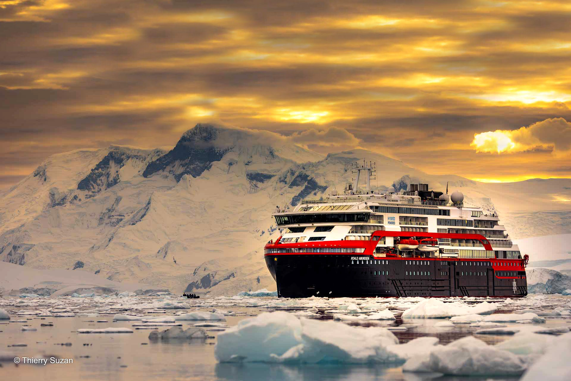 Le MS Roald Amundsen longe les côtes sauvages de la péninsule Antarctique et contourne les obstacles avec une élégance remarquable. Sur la passerelle, le capitaine scrute le tapis de glace qui se déroule devant la proue, MS Roald Amundsen, Détroit de Gerlache, Antarctique. © Thierry Suzan – Tous droits réservés