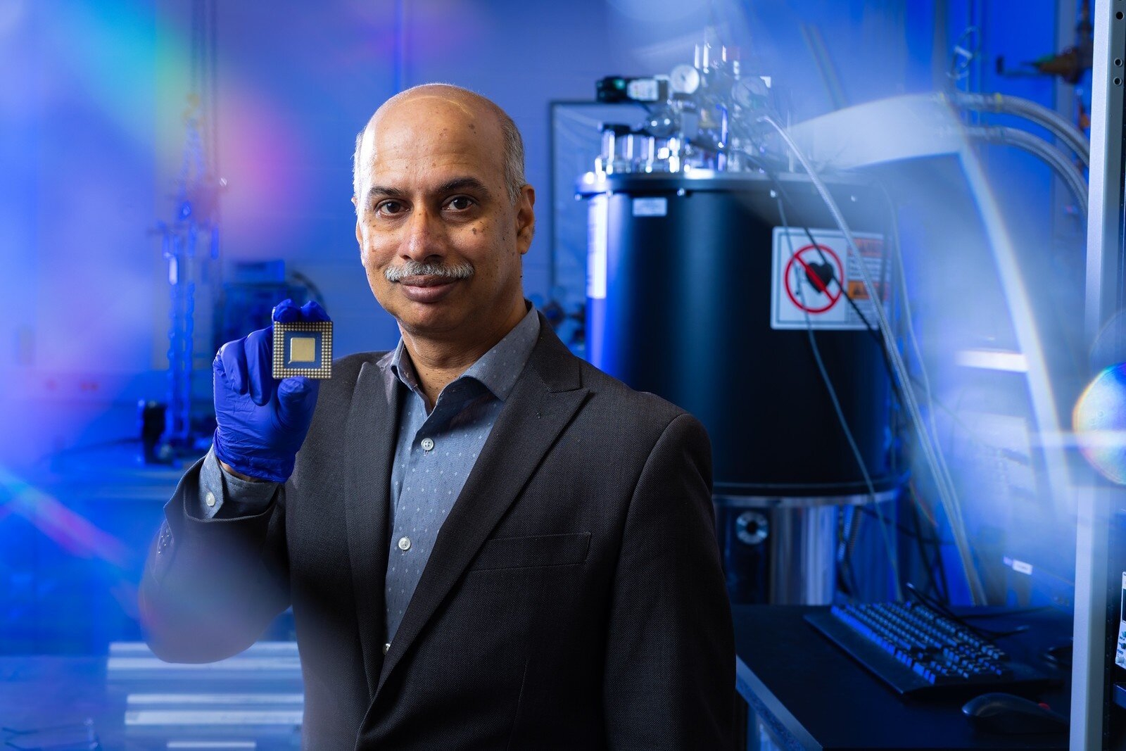 Sambandamurthy Ganapathy, du département de physique de l'Université de Buffalo, dirige une équipe qui développe des puces informatiques neuromorphiques. © Douglas Levere, Université de Buffalo