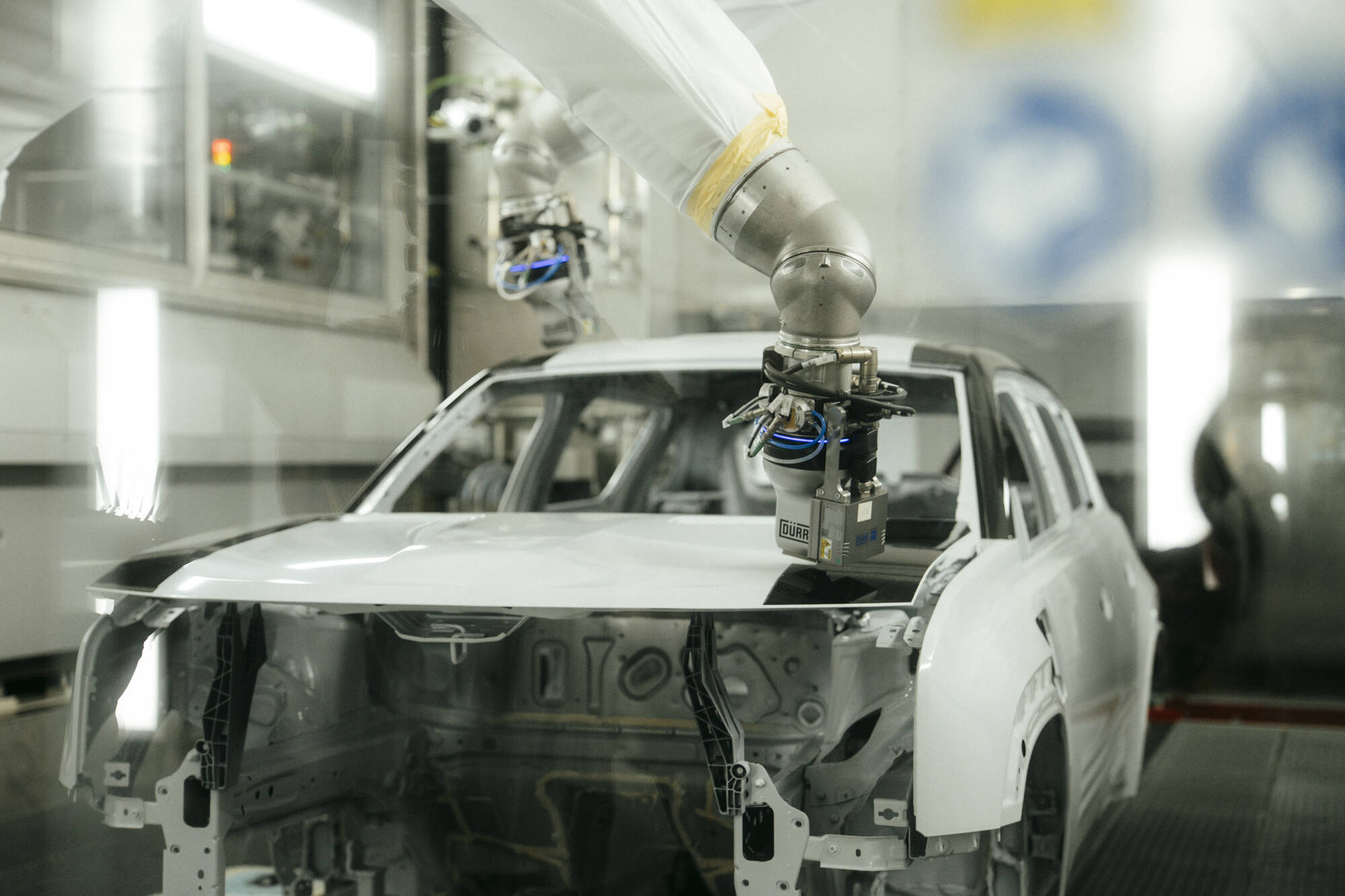 La peinture est appliquée par deux robots avec un procédé inspiré de l'impression. © Renault