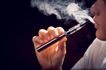 Le gouvernement indien vient d'interdire la production, l’import ou l’export, le transport, le stockage et la vente de cigarettes électroniques. © 6okean, Istock.com