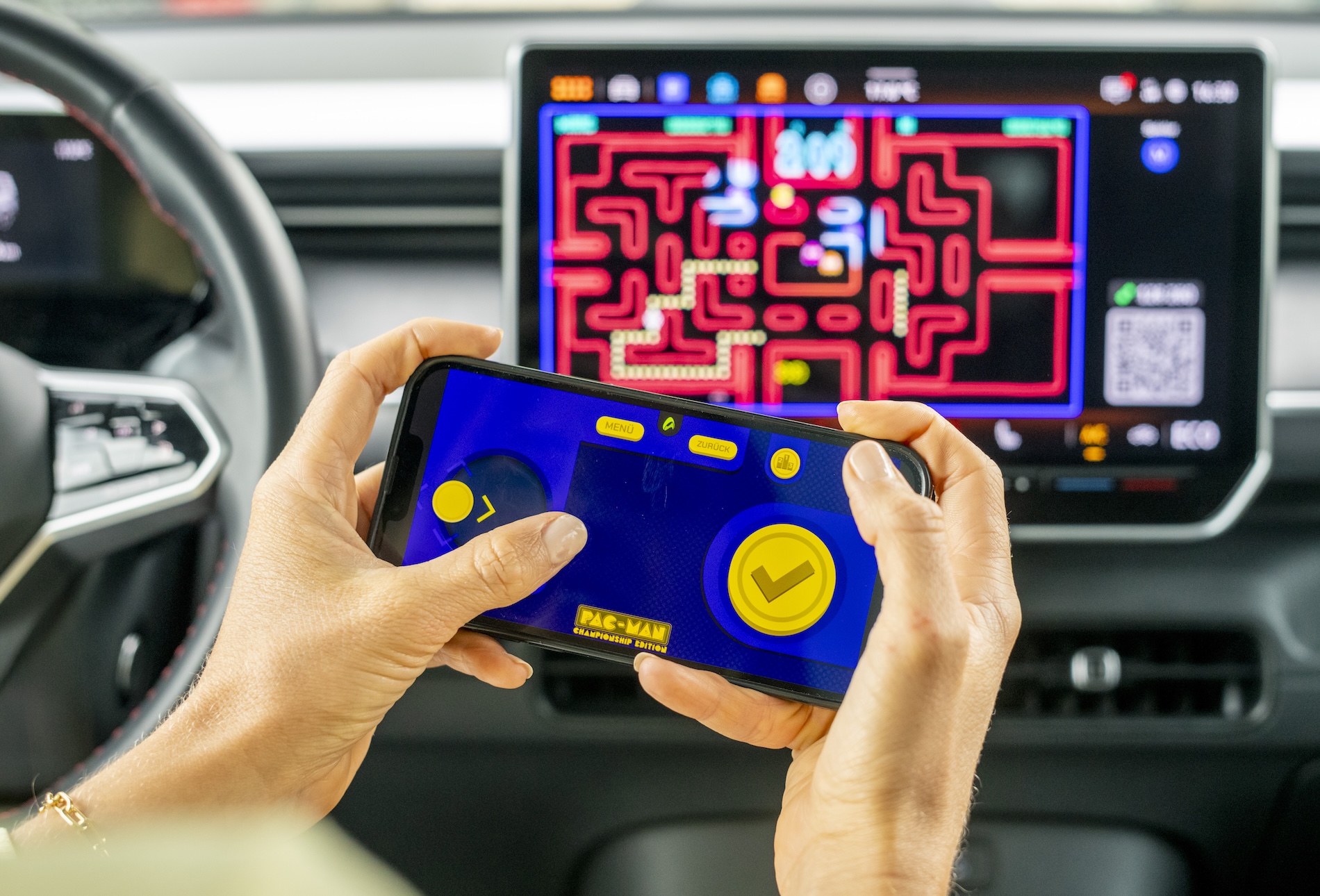 À l'aide d'une appli et de votre smartphone, profitez du temps de recharge de la batterie de votre Volkswagen pour jouer. © Volkswagen