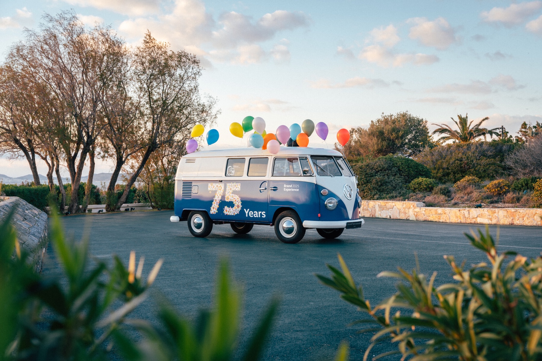 La marque allemande compte bien célébrer dignement les 75 ans de son aîné les 24 et 25 mai prochains à Wolfsburg. © Volkswagen