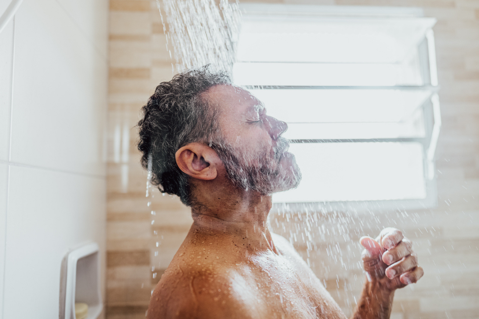 Douches matinales vs nocturnes : ce que la science dit vraiment. © FG-Trade, iStock