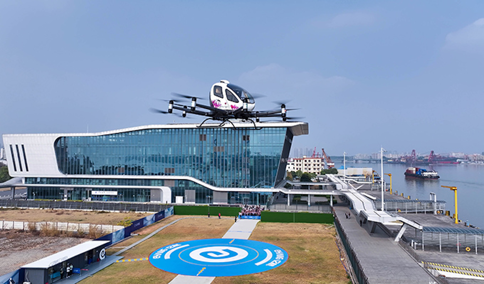 L’eVTOL d’Ehang n’est pas encore un vrai taxi volant, mais il pourrait l’être. © EHang