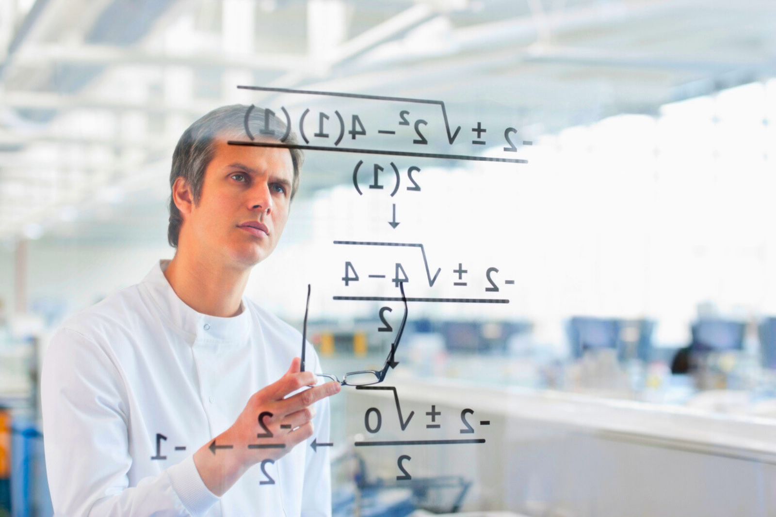 Un mathématicien résout un ancien défi de l’algèbre. © Martin Barraud, iStock